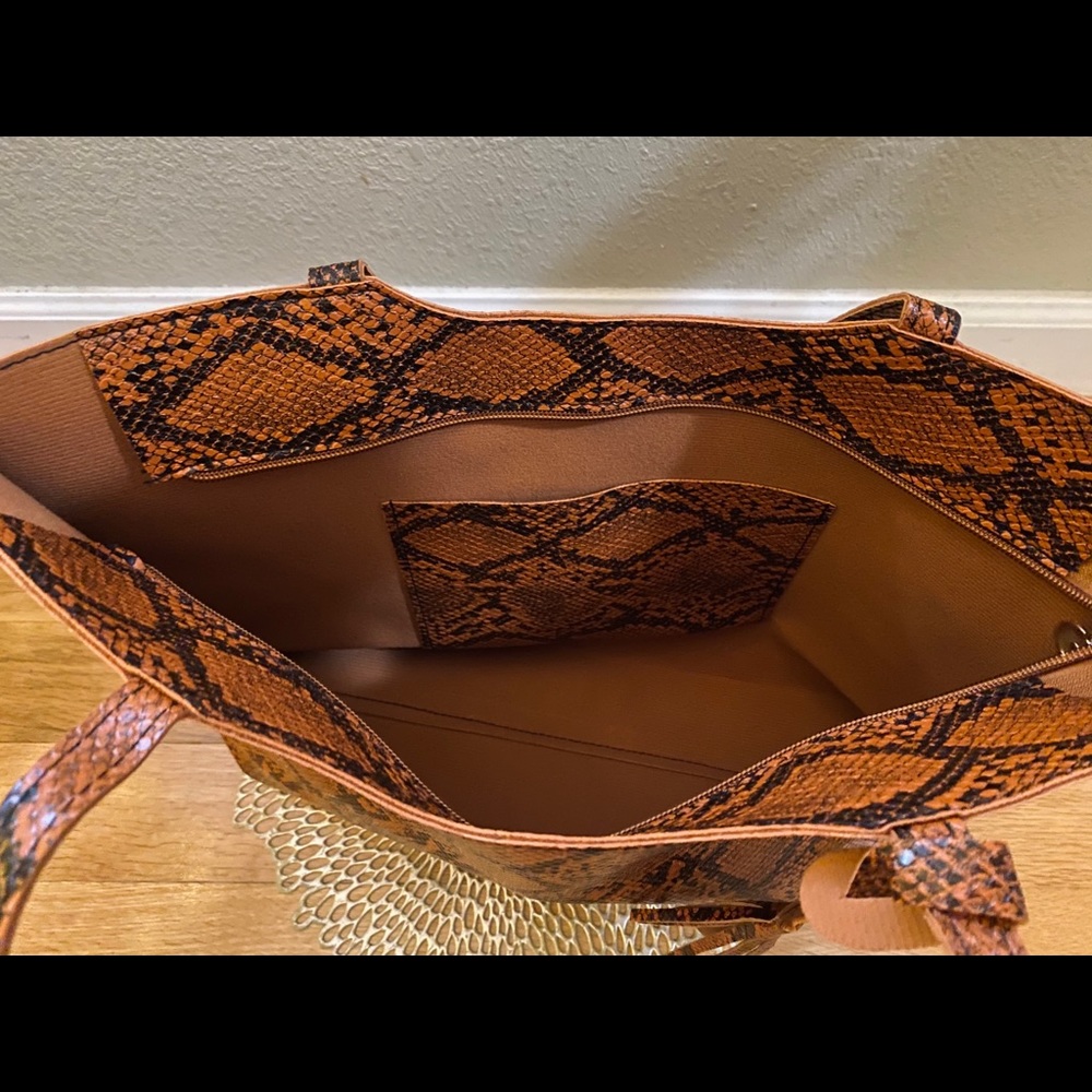 🆕NEW!🛍 Large Snakeskin Embossed Tote - Picture 3 of 6